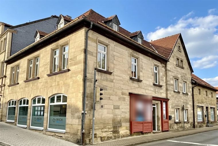 Wohn- und Geschäftshaus aus Sandstein am Bahnhofsplatz 11 in Kronach